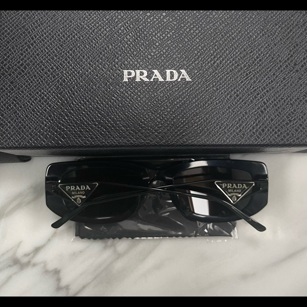 PRADA ULTRA COOL FRAMES WITH METAL ARMS FEATURE THE SIGNATURE TRIANGLE SUNNIES - Picture 13 of 16